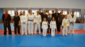 Taekwondo und Hapkido in Berlin Mitte - Gruppenfoto Kindertraining mit Eltern Weihnachtsfeier BHT 2022 2